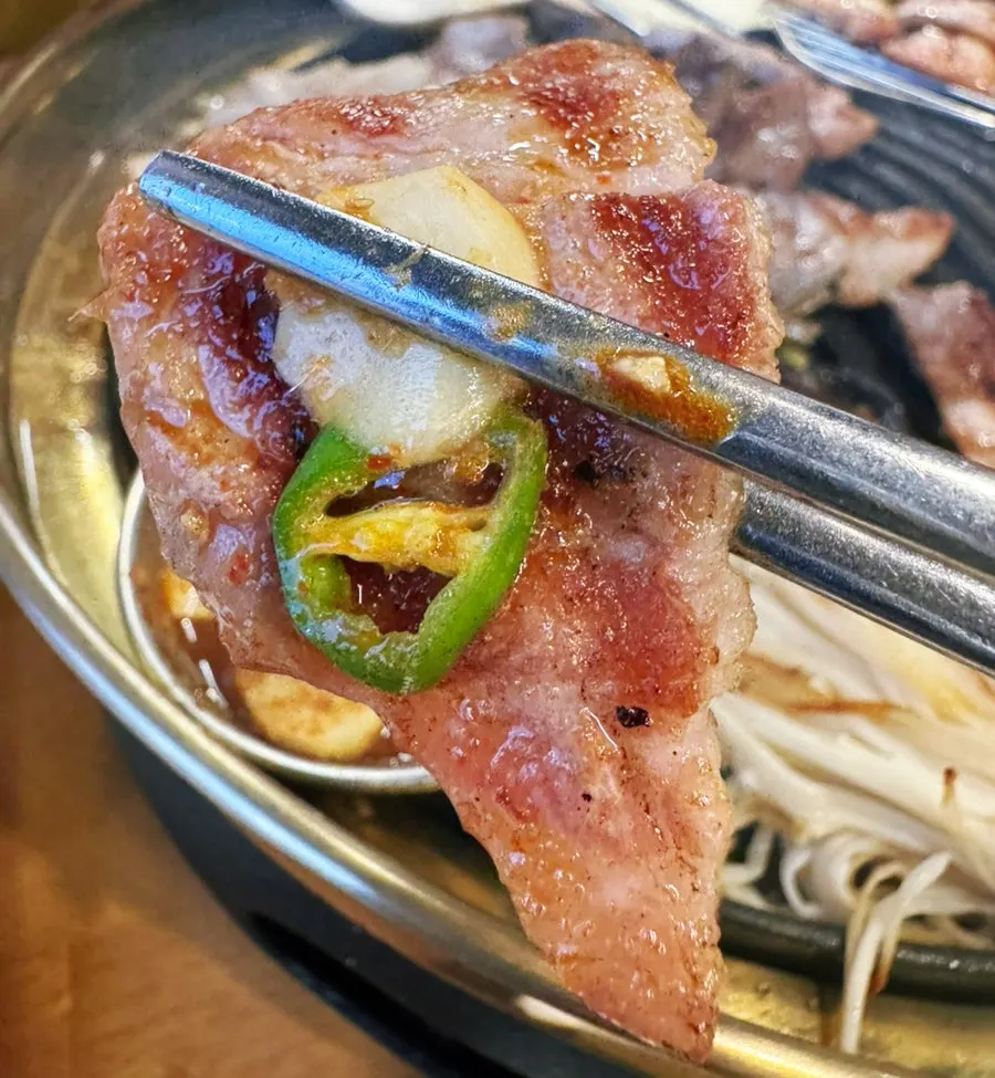 멸젓과 함께 구워지는 오겹살과 백김치