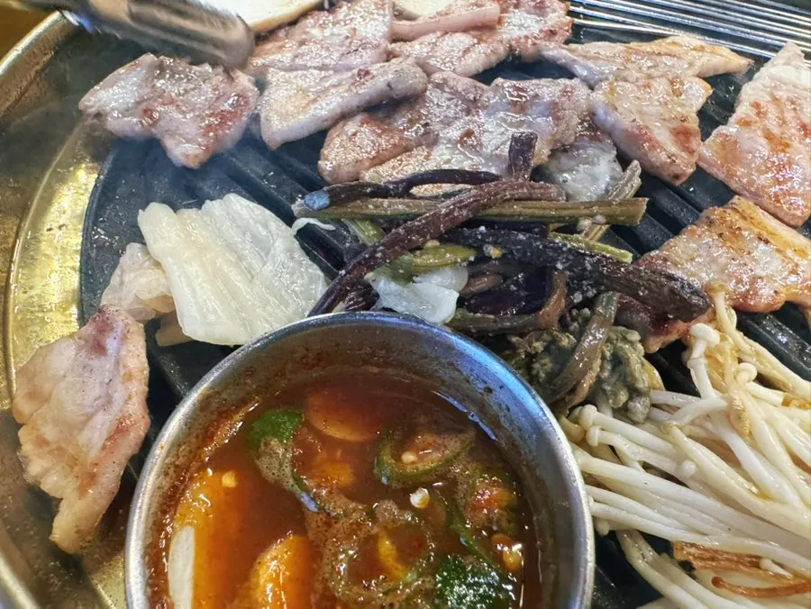 마늘과 고추를 곁들인 구운 오겹살