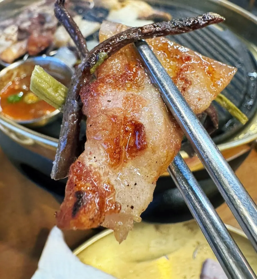 쌈 채소와 함께 차려진 고기 한 상