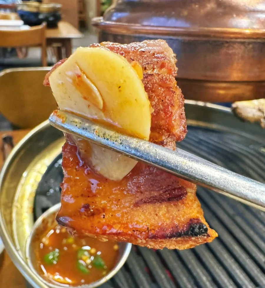 육즙이 살아있는 버크셔K 오겹살 구이