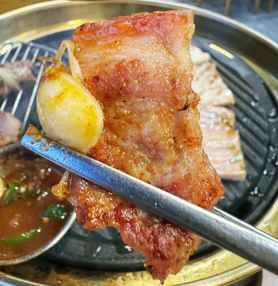 불판 위에 가득 올려진 오겹살
