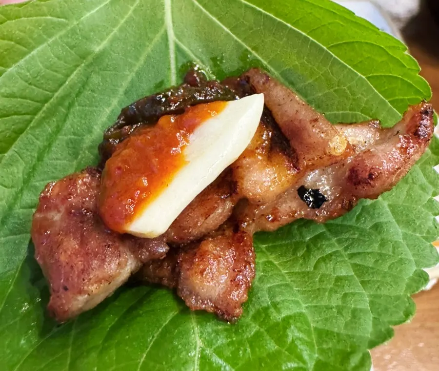 와사비와 쌈장을 곁들인 고기 한 점
