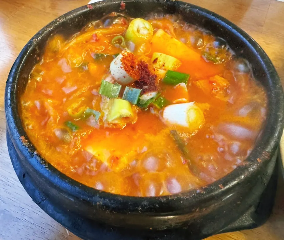 고기와 두부가 듬뿍 들어간 김치찌개