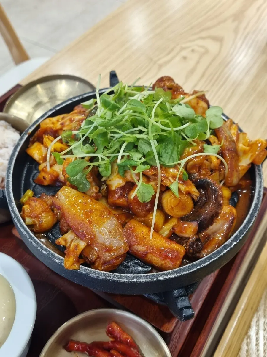대명역 뒤편 카페동이 입구 모습