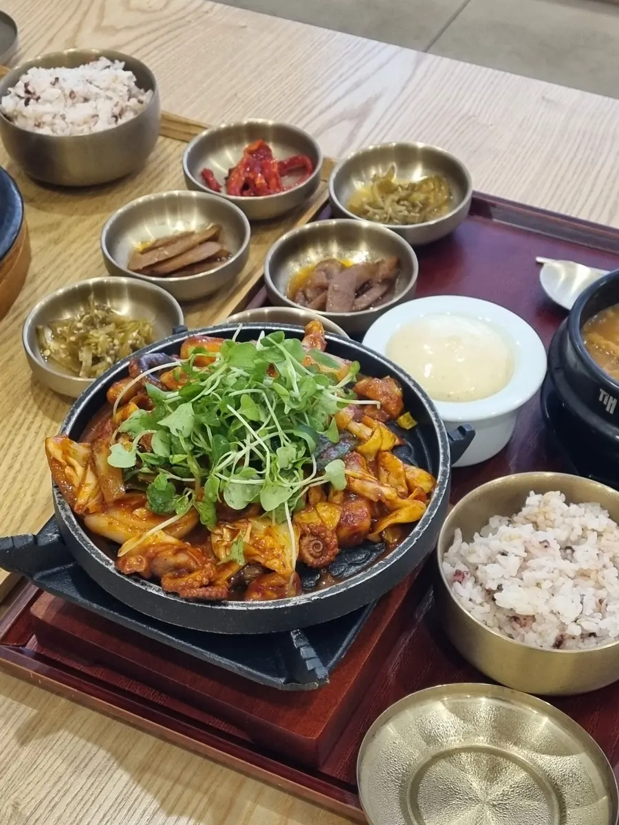혼밥하기 좋은 넓은 매장 좌석