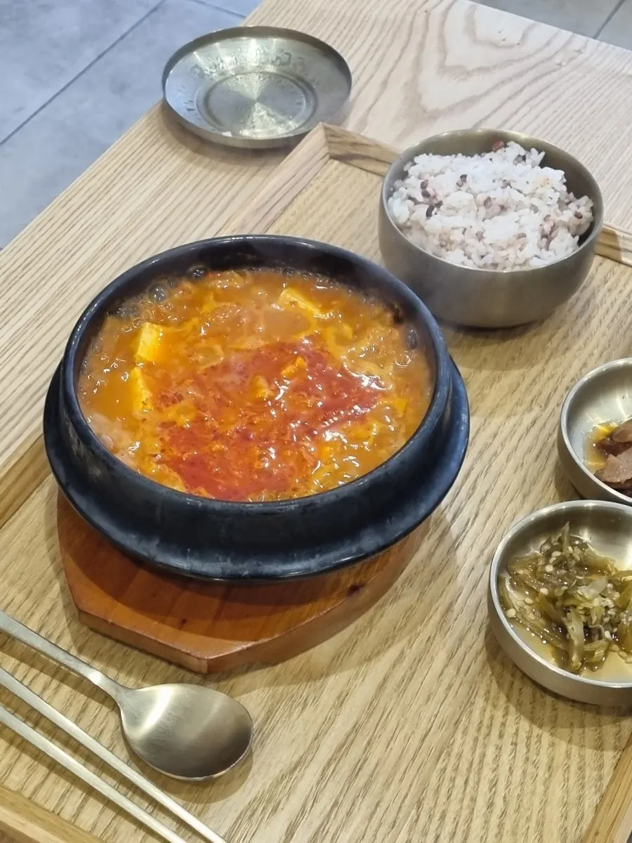 상에 차려진 카페동이 한식 밥상