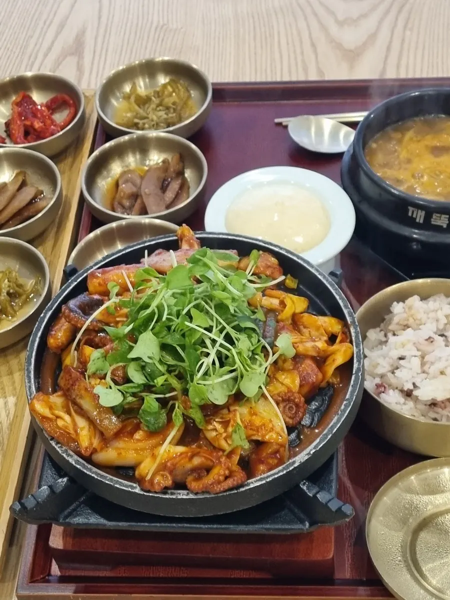 김치찌개와 반찬이 놓인 1인 한상