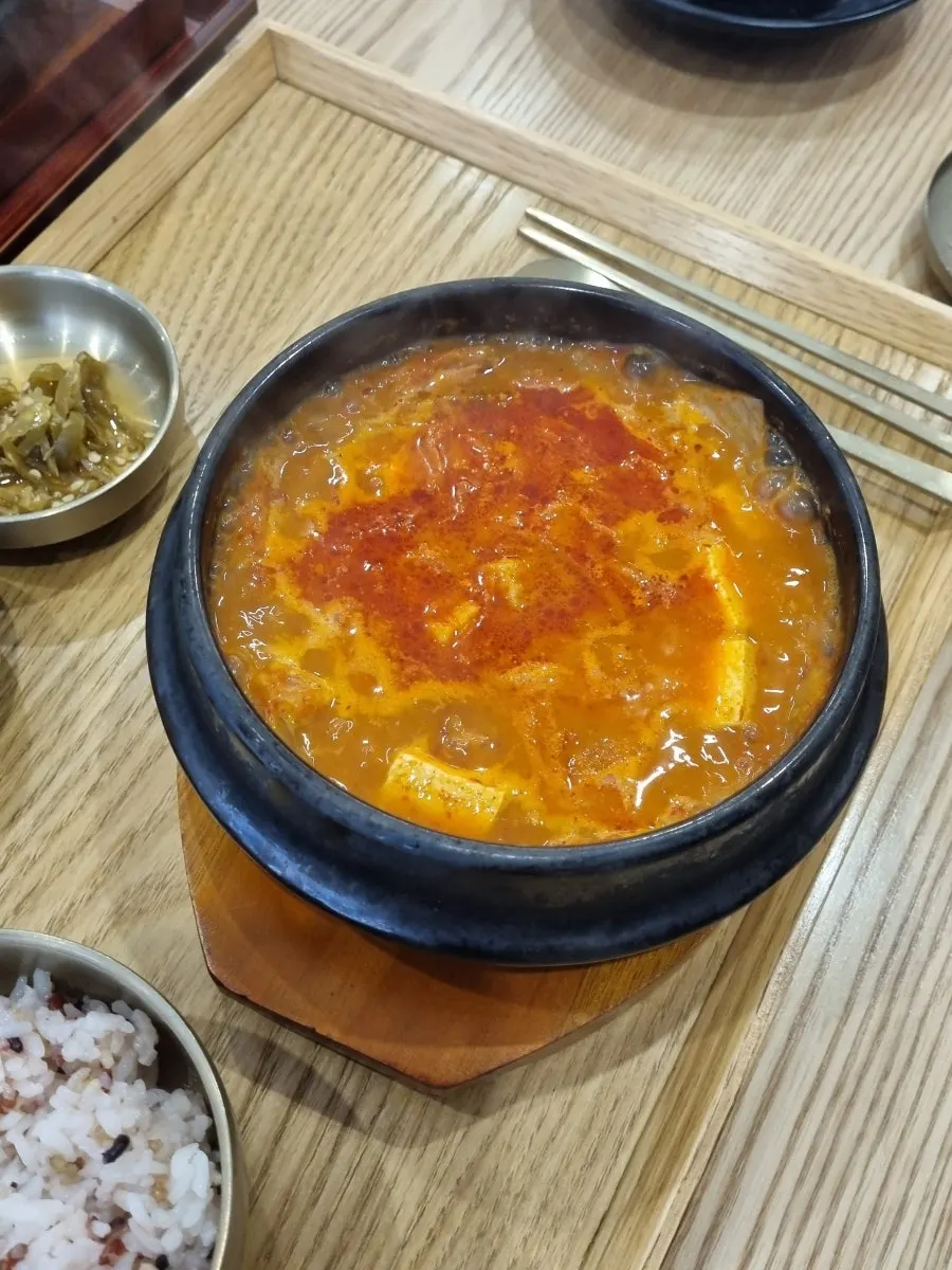 깔끔하게 담겨 나온 한식 반찬들