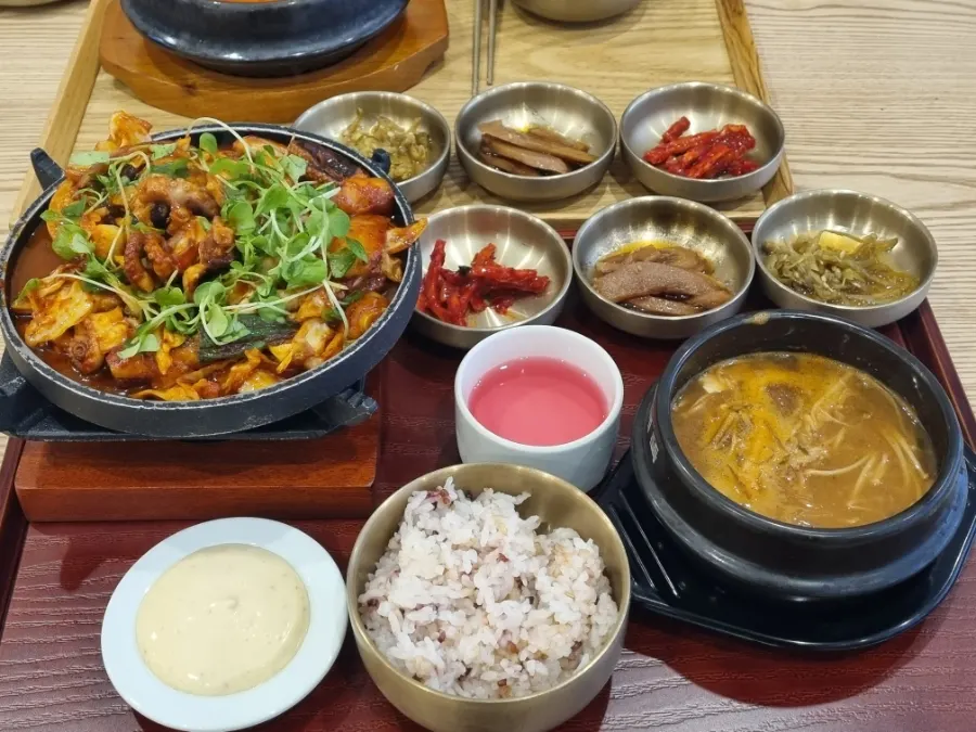 된장찌개가 포함된 한식 밥상