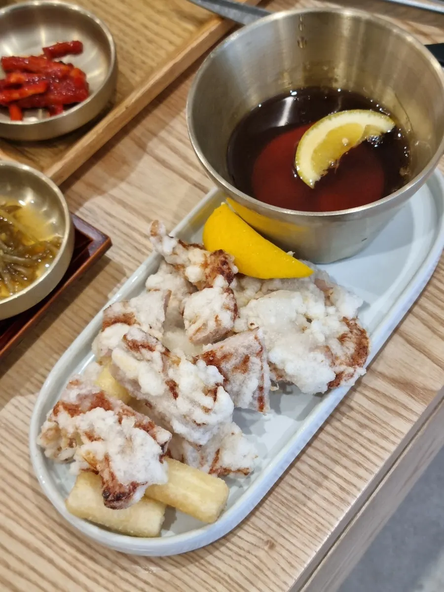 크게 썬 탕수육 고기와 소스