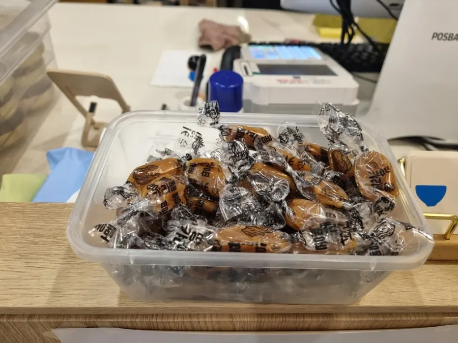 계산대 앞 땅콩카라멜