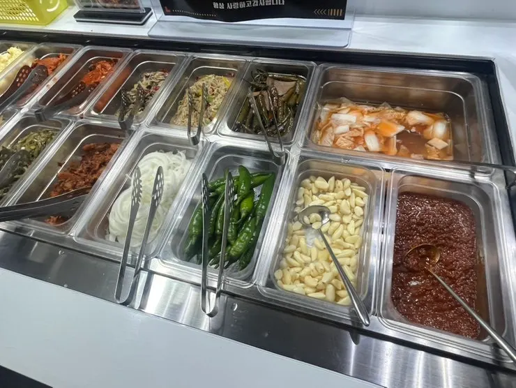 여러 명이 앉을 수 있는 테이블 배치