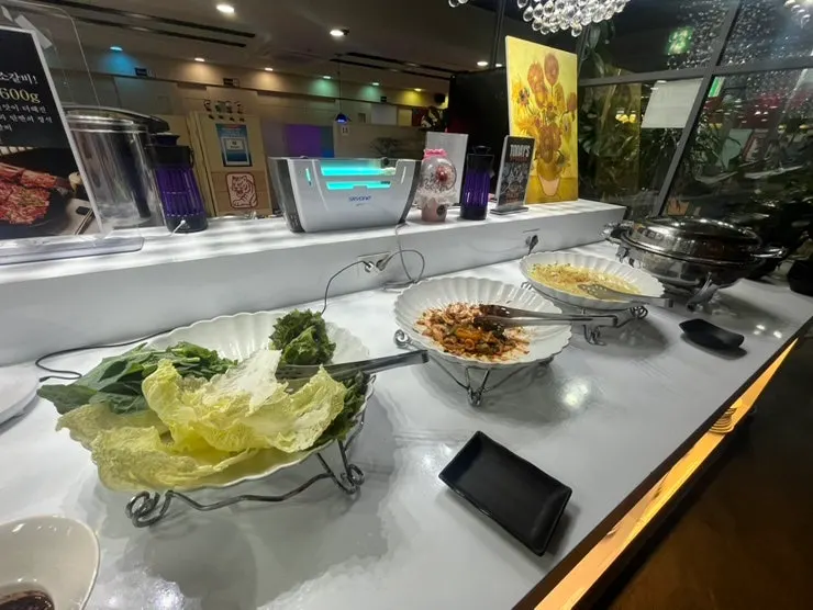 구이용 불판이 놓인 테이블
