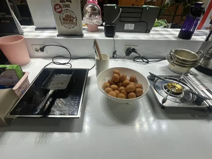 반찬과 국이 놓인 셀프 반찬바