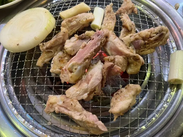 초벌된 닭구이를 불판에서 익히는 모습