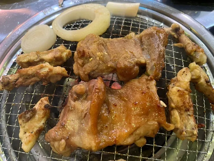 하얗게 익은 닭 소금구이
