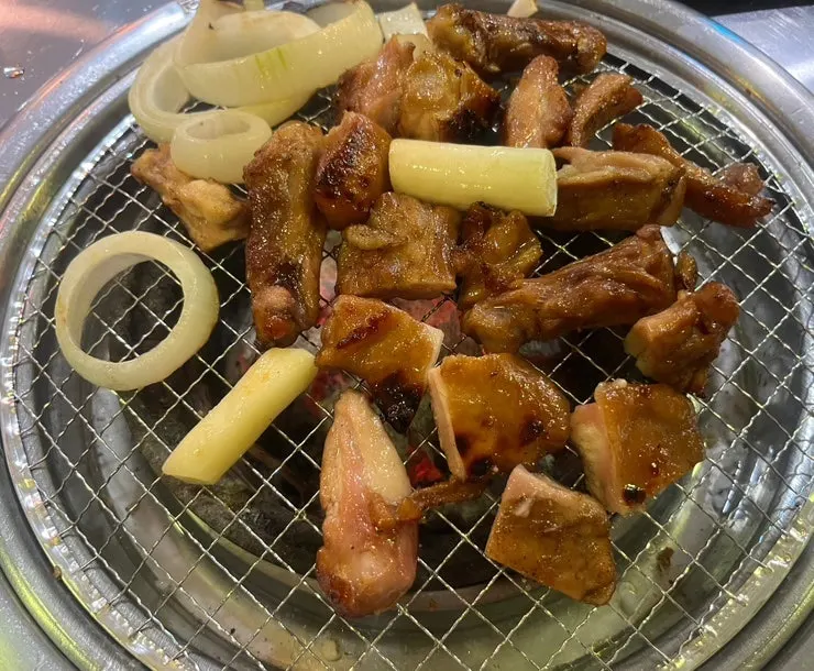 소금구이 한 점을 집어 든 모습