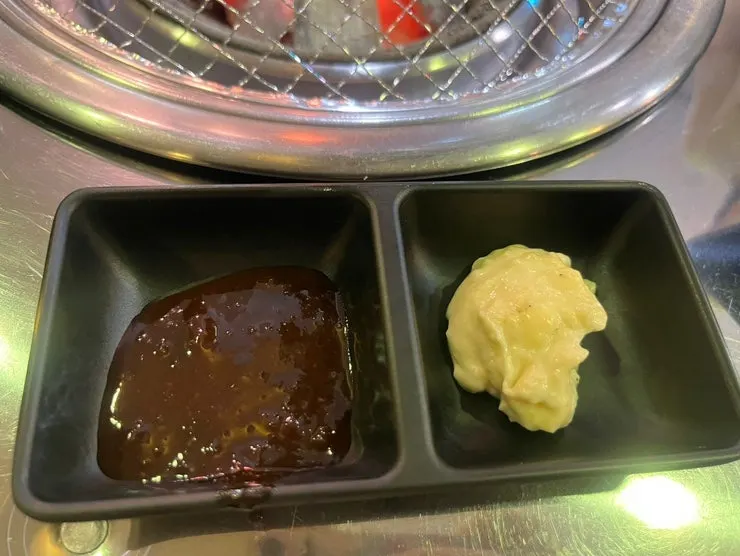 간장 양념이 된 닭구이와 함께 나온 소스