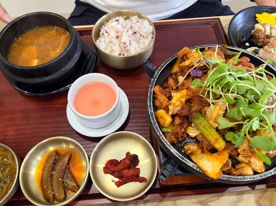 화로에 올려 나온 한정식 한상차림
