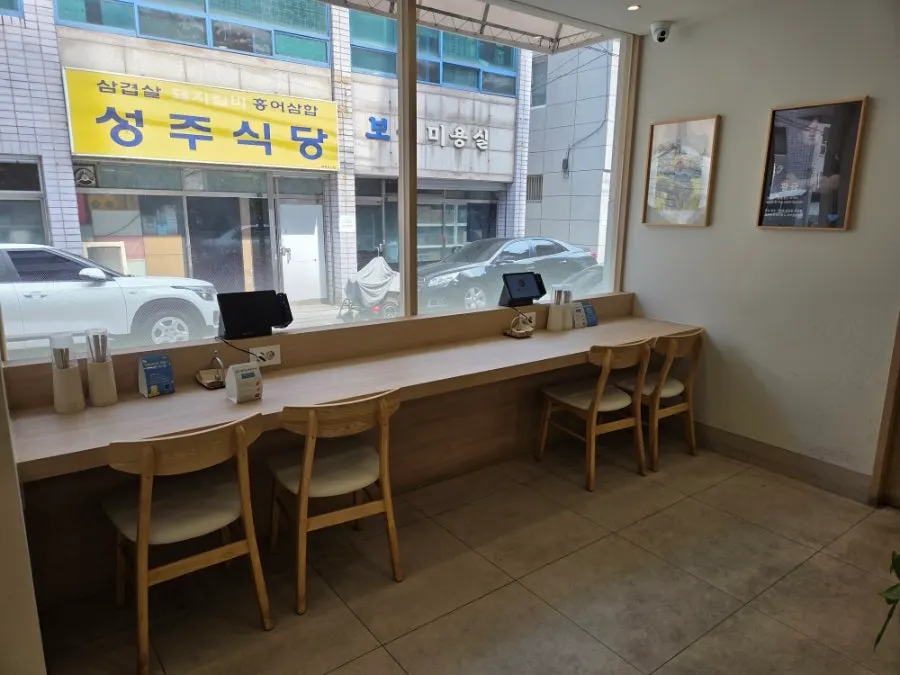 간격이 넓은 테이블 좌석