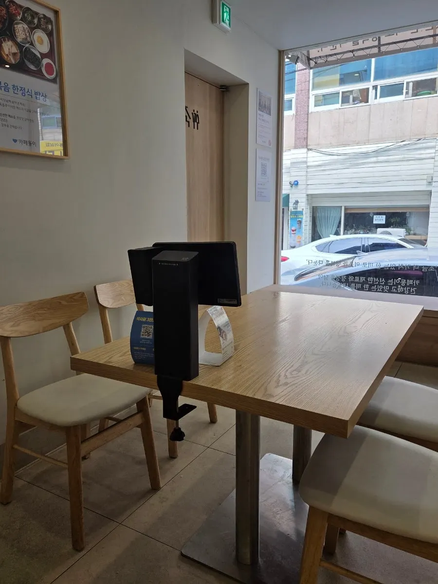 혼밥석과 2인석이 있는 매장 좌석