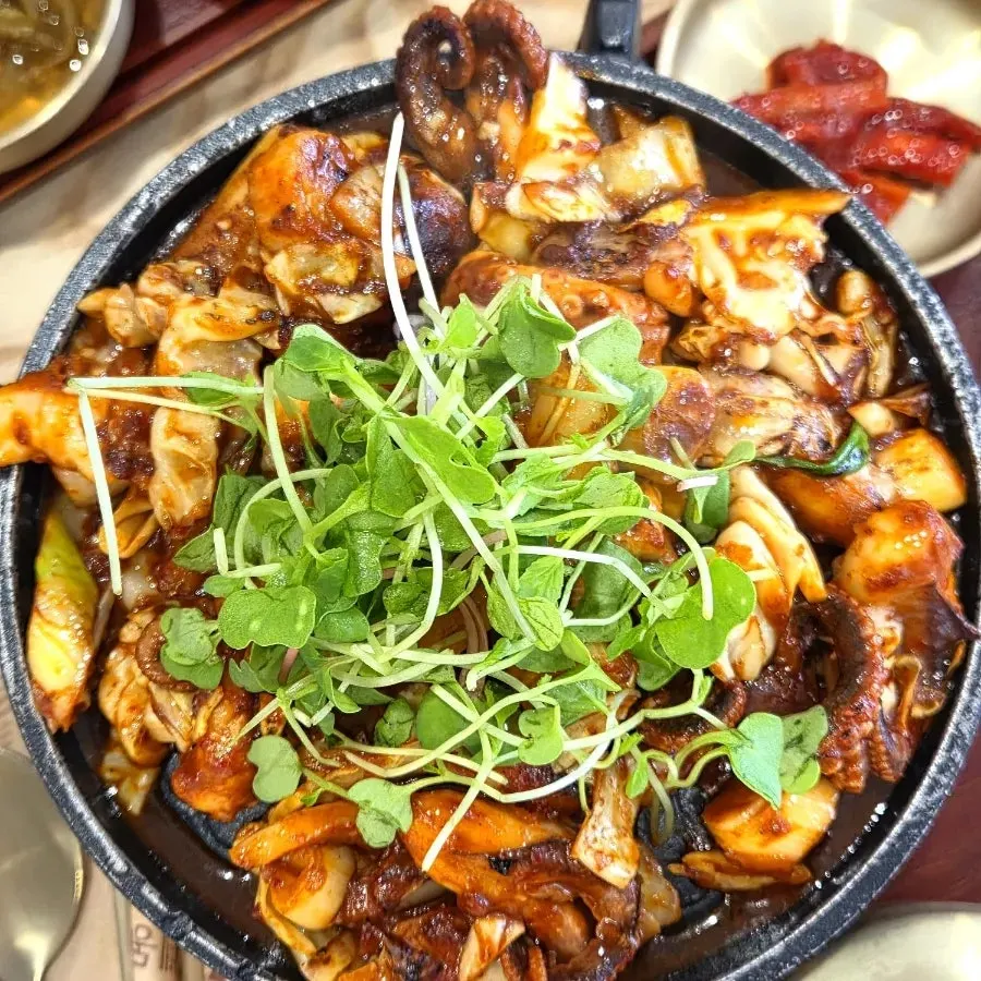 불맛 입힌 할머니 쭈꾸미볶음
