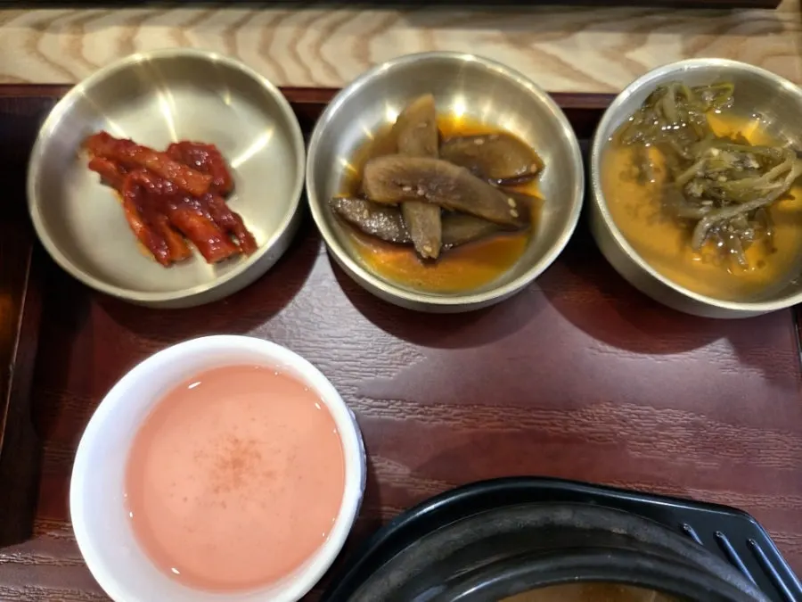 한상으로 차려진 쭈꾸미볶음 밥상