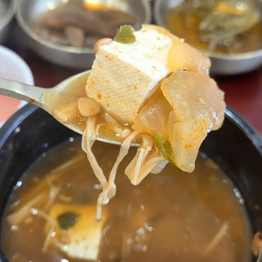 뚝배기에 끓여 나온 된장찌개