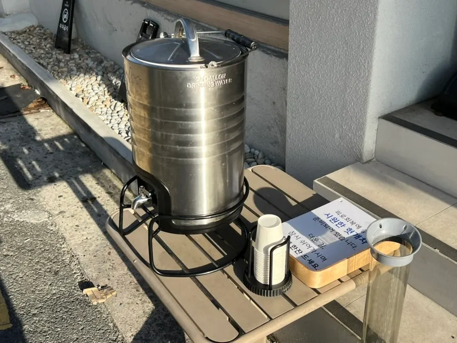 입구에 놓인 시원한 헛개차