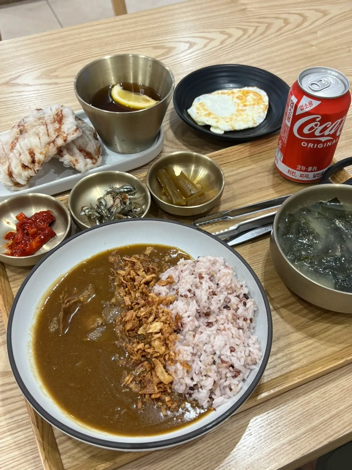동시에 서빙된 카레밥과 미니탕수육 테이블
