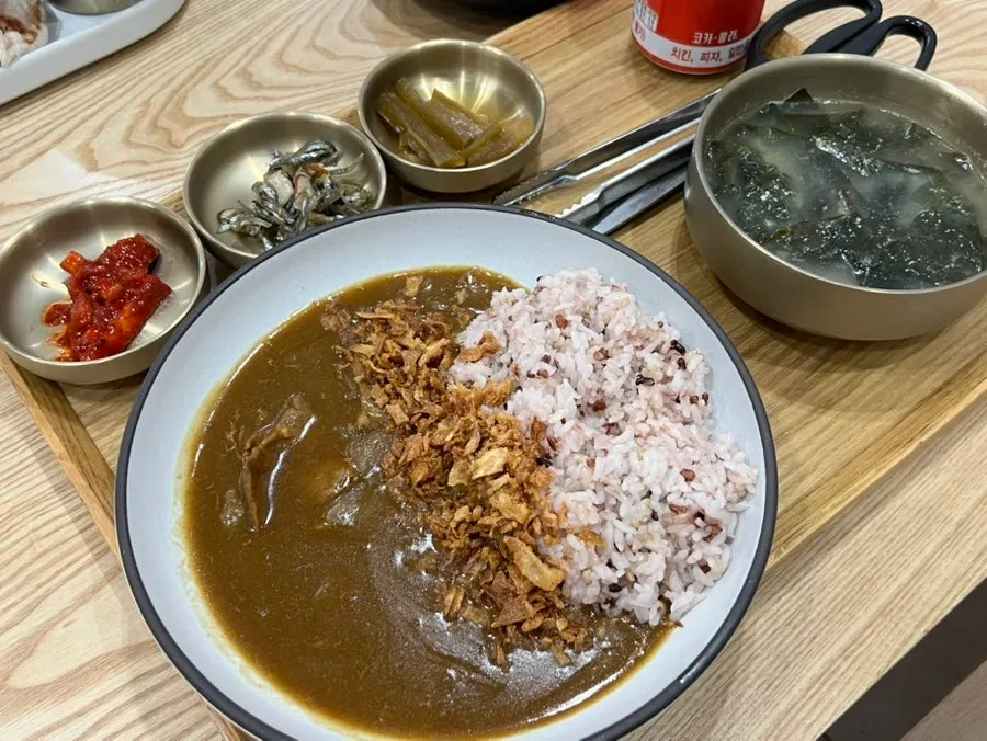 미역국과 반찬 3종이 함께 나온 어깨살일식카레밥 상차림
