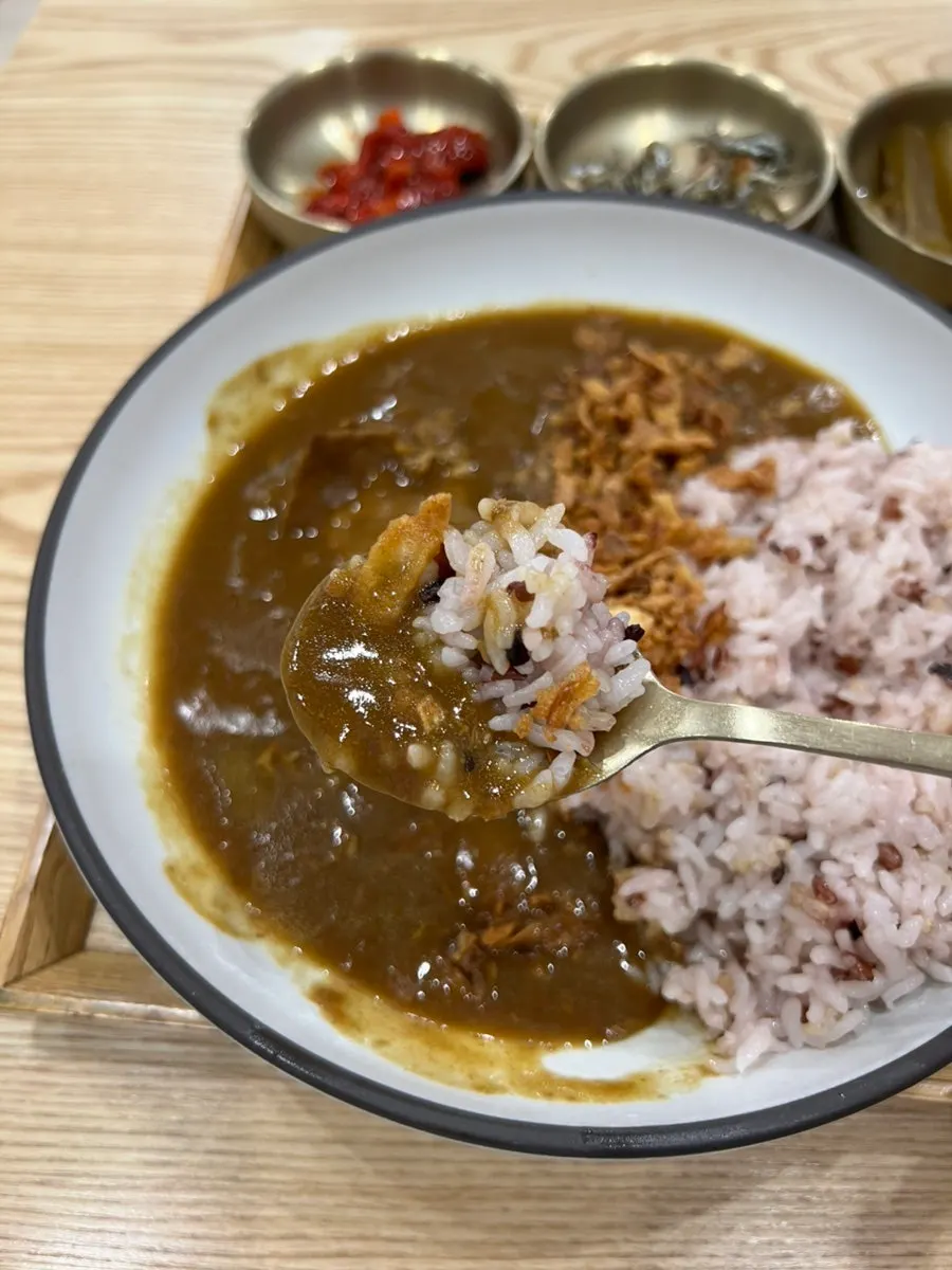 밥양이 푸짐한 어깨살 일식 카레밥 접시