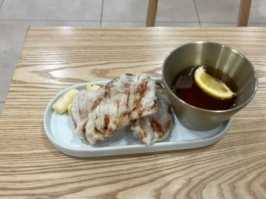 집게와 가위가 함께 나온 맛보기 미니 탕수육