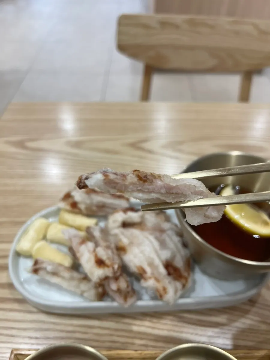두툼한 탕수육 두 조각과 떡