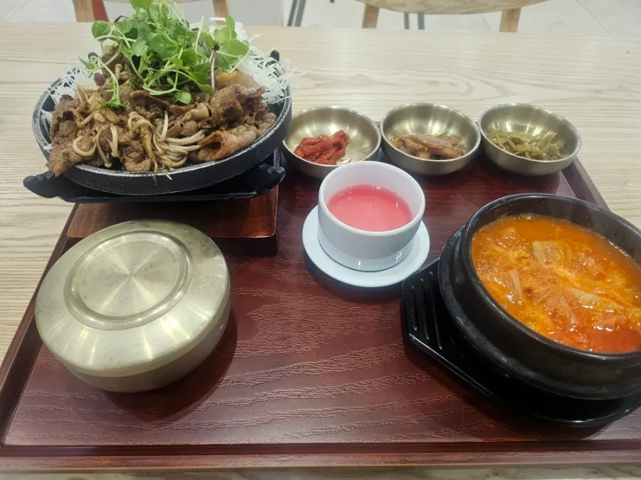 Solo hanjeongsik table at Cafe Dongi Daemyeong Station Branch