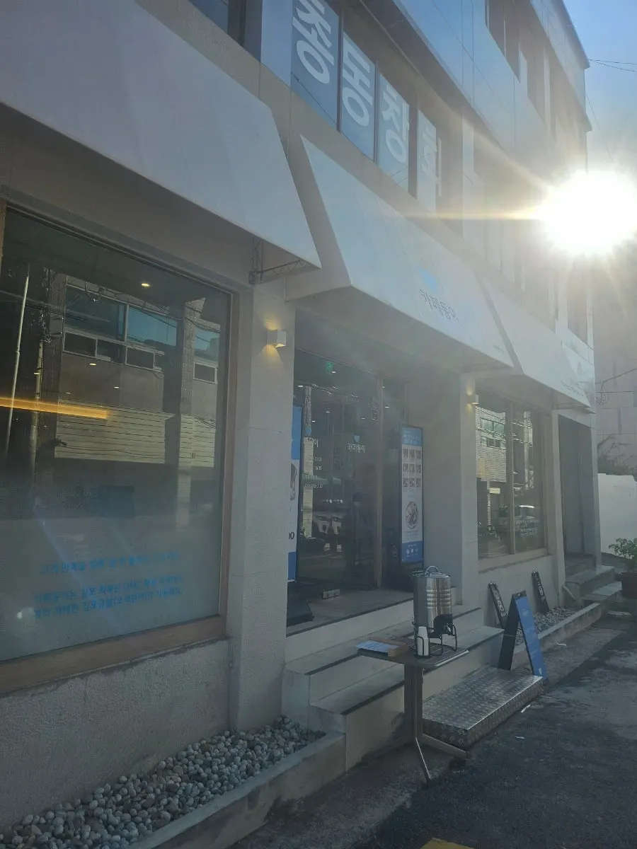 Clean interior design of Cafe Dongi Daemyeong Station Branch