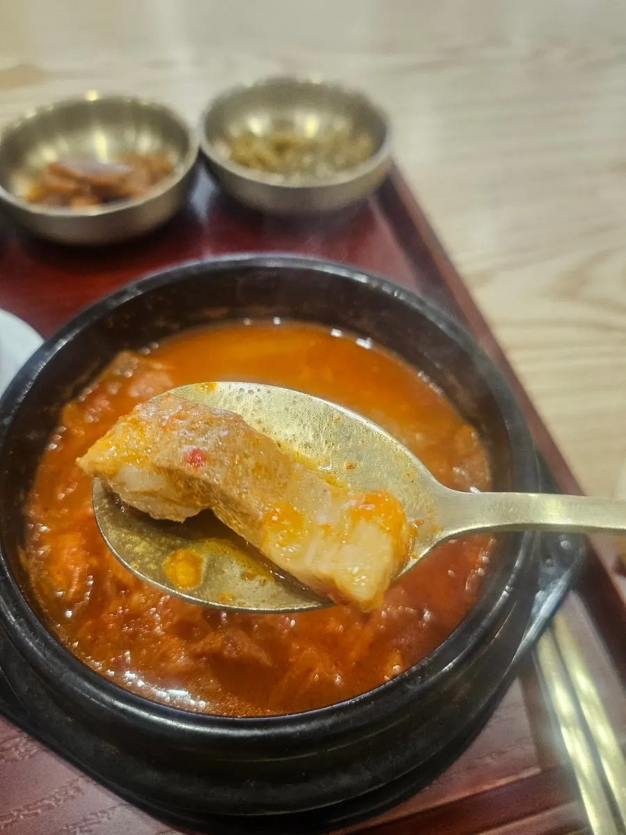 Close-up of the jikhwa bulgogi table setting