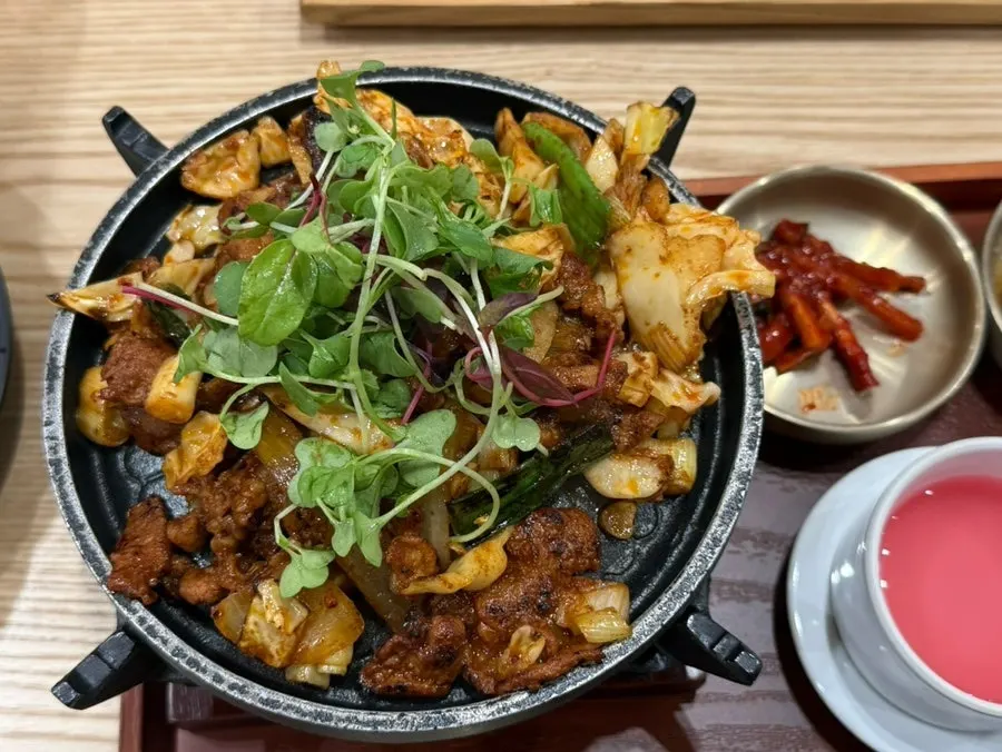 1인 화로에 담겨 나온 제육볶음