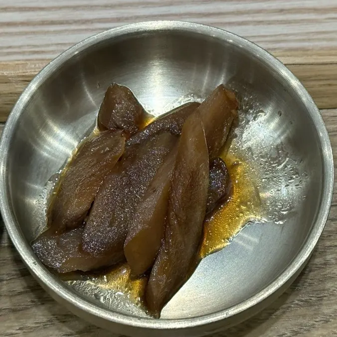 밥과 함께 먹는 밑반찬 접시