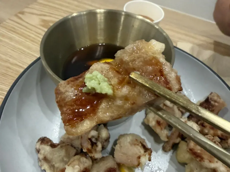 와사비를 올려 먹은 탕수육 한 조각