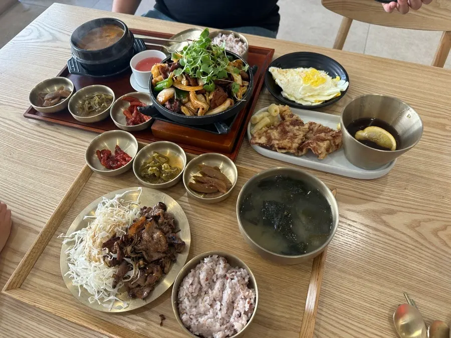 한번에 차려져 나온 카페동이 한상차림
