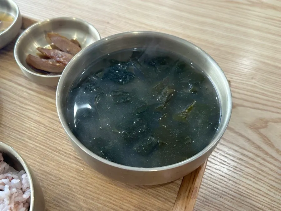 미역국이 함께 나온 불고기밥상