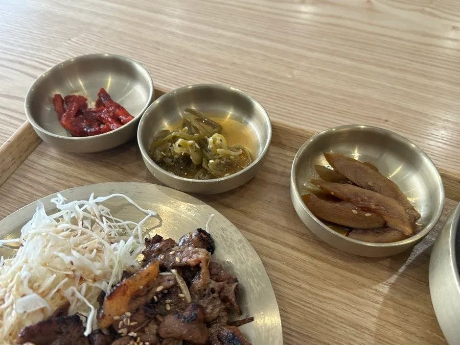 세 가지로 나온 밑반찬 접시