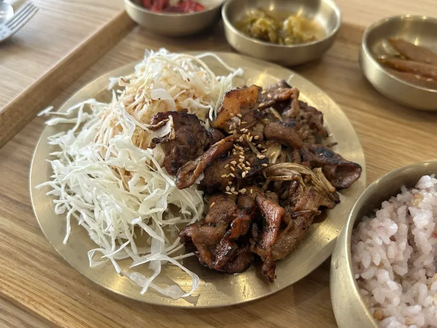불향 밴 직화돼지불고기 한 접시