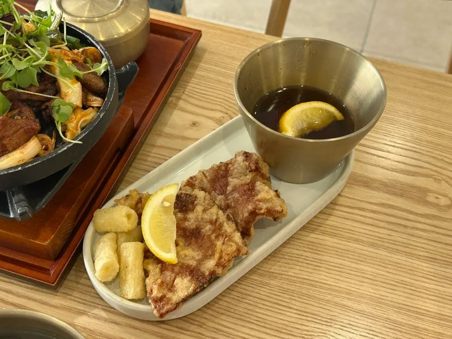 맛보기용 탕수육과 떡튀김, 소스