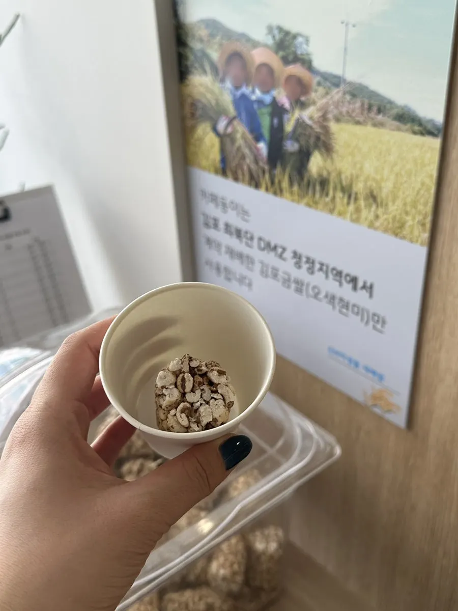 바삭하고 달달한 보리강정 접시
