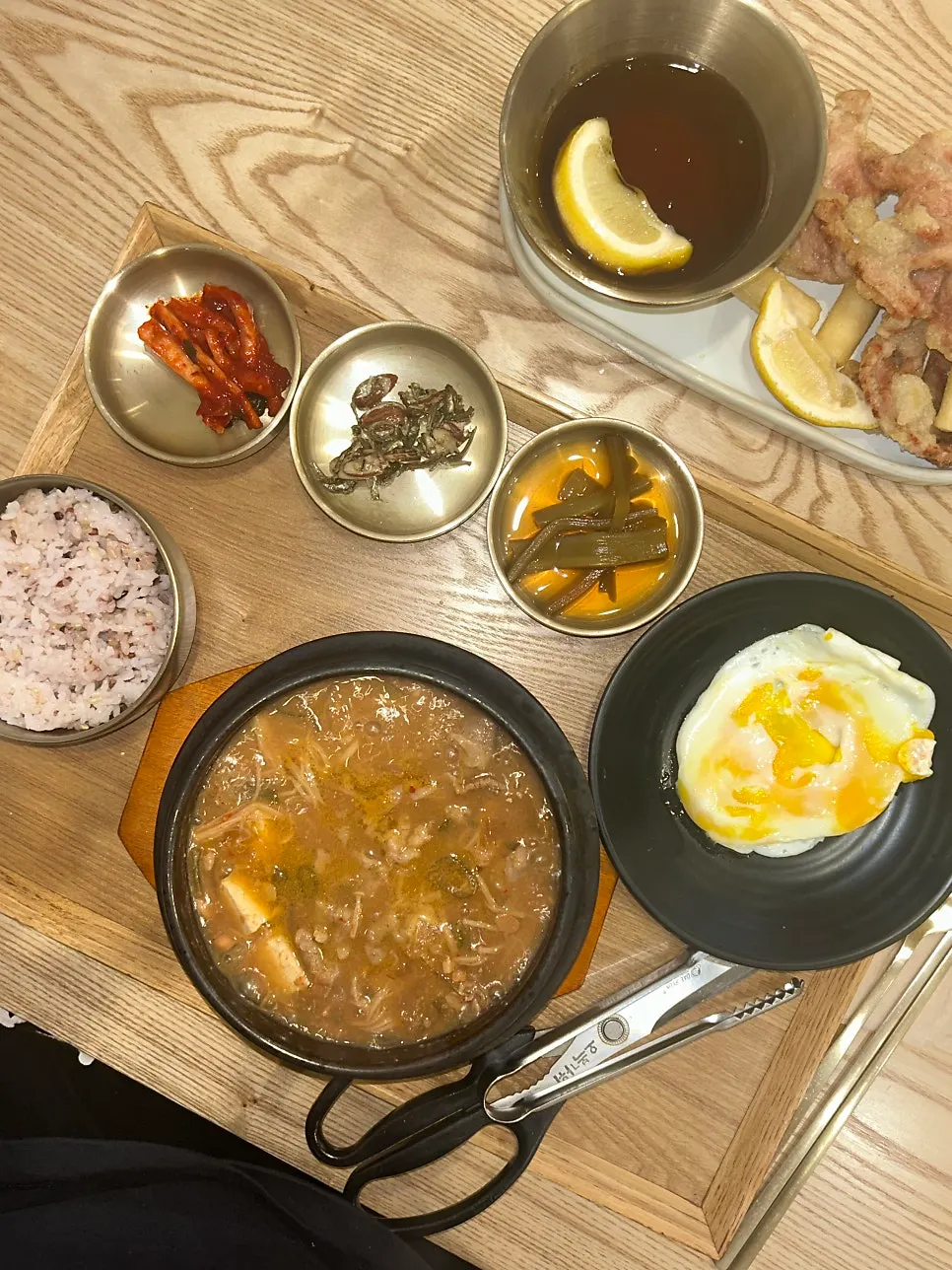 차려진 우삼겹 된장찌개 밥상세트