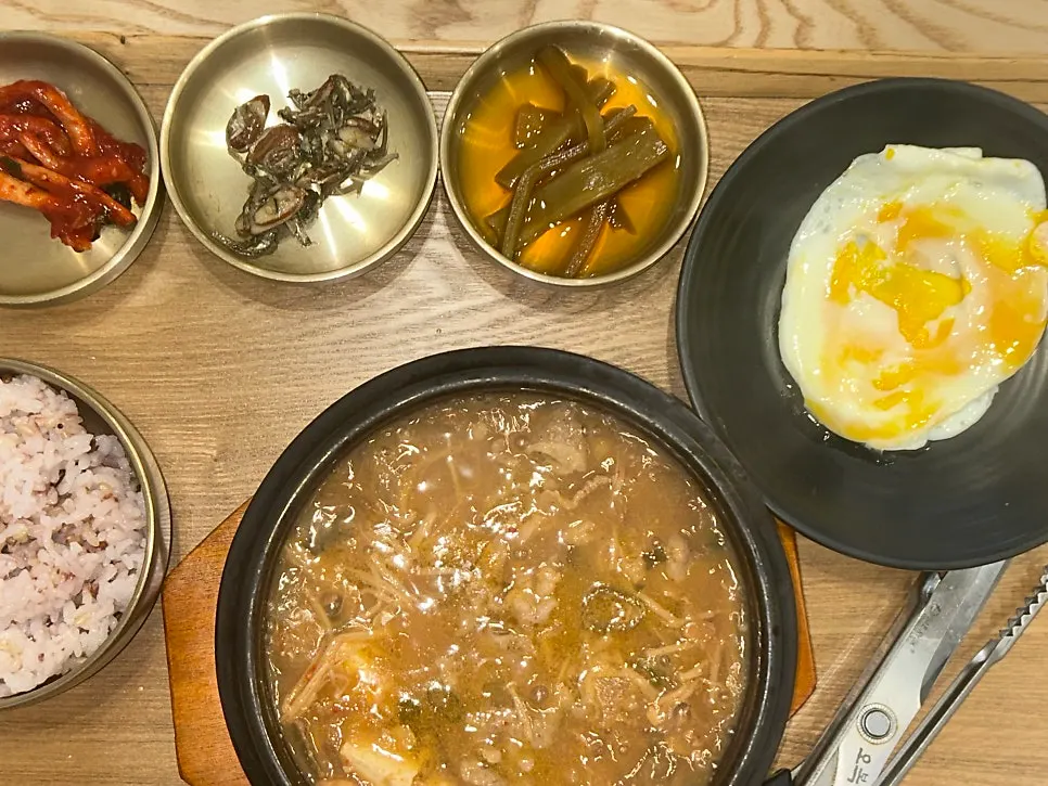 우삼겹이 들어간 된장찌개 국물