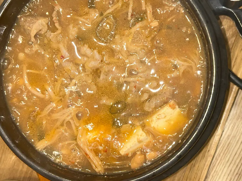 된장찌개와 밑반찬이 놓인 한 상