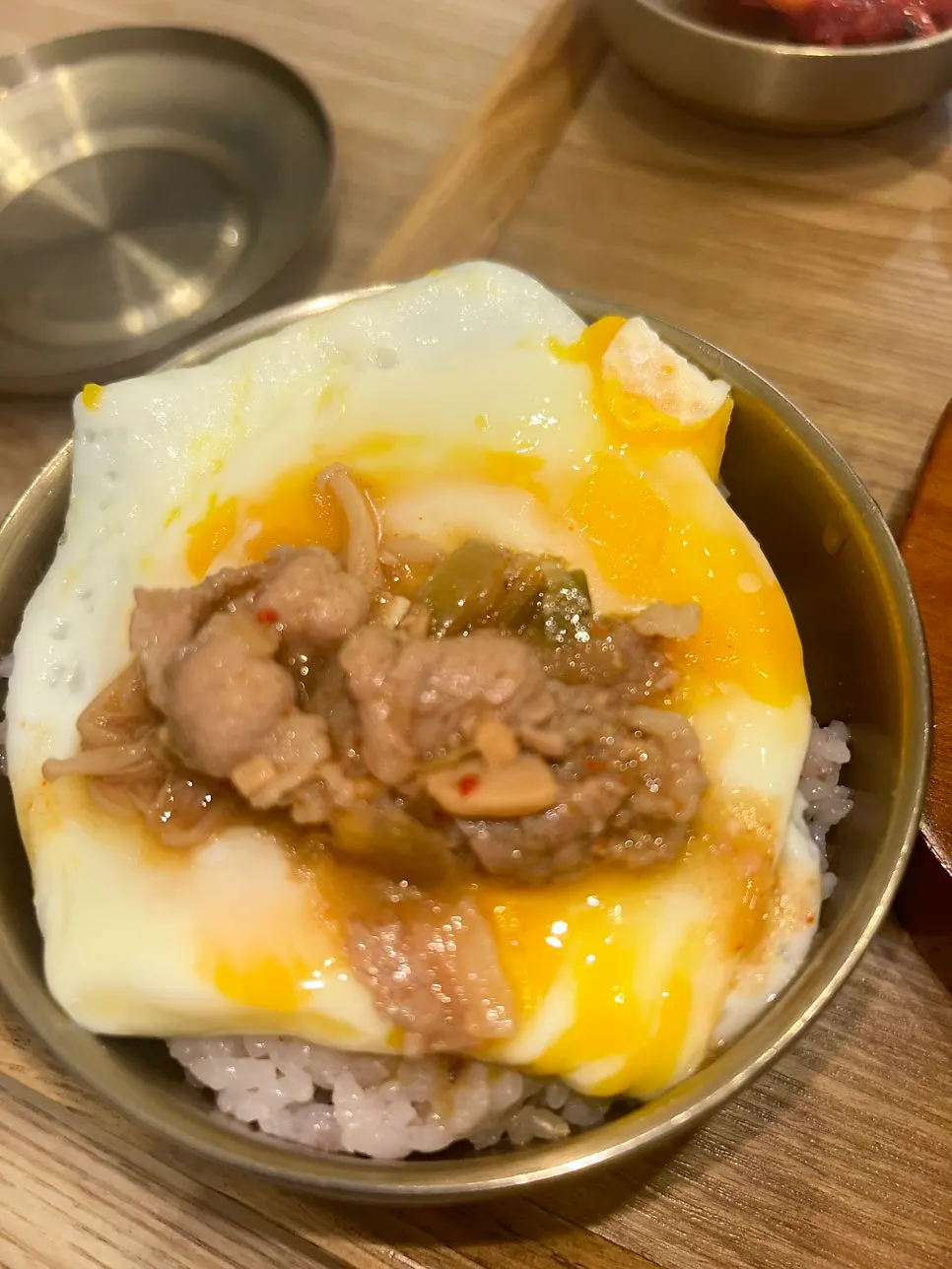 오곡밥에 된장찌개 국물과 우삼겹을 올린 한 숟갈